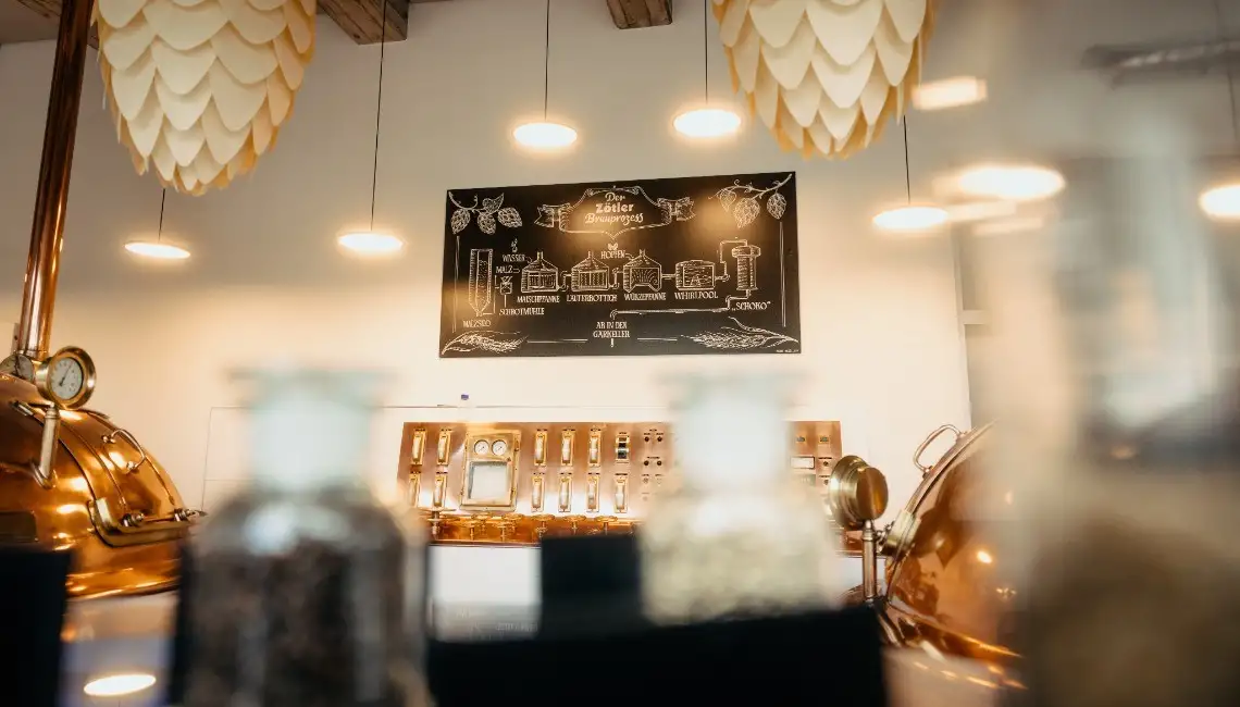 Sudhaus mit Brauprozess und Lampen Sudhaus mit Brauprozess und Lampen