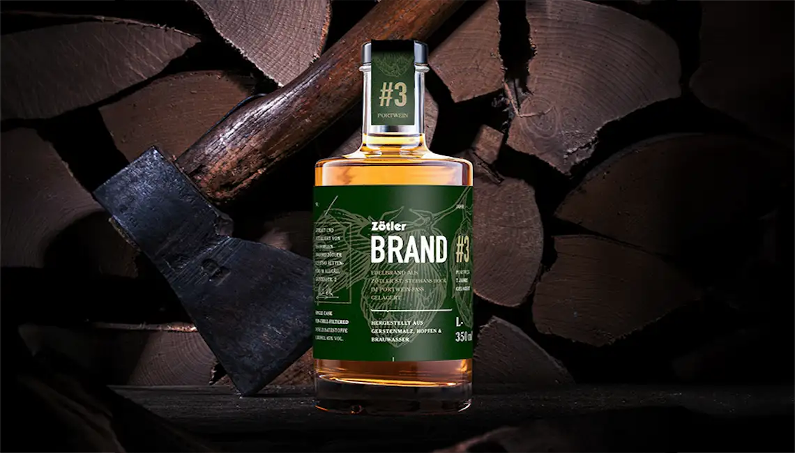 Flasche Zötler Brand vor Holz