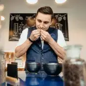 Braumeister beim Testen der Rohstoffe